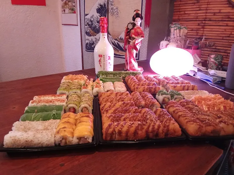 Mesa con variedad de sushi y rolls de Kamikaze Sushi House en Ciudad de la Costa